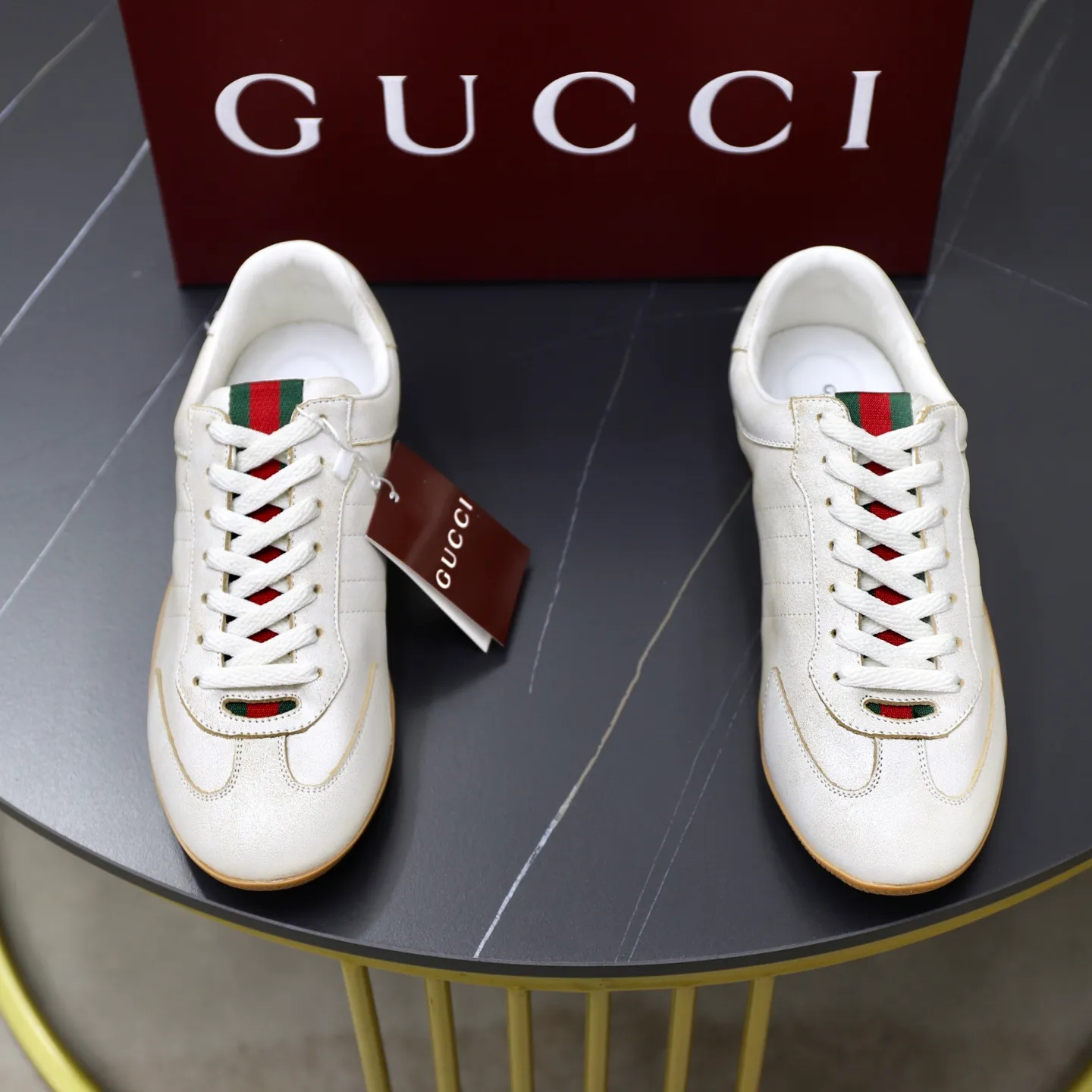 Ex-factory price: 580💰💰Gucci Shift series couple's sports shoes ❗❗ The Gucci Shift series is newly launched, with a lightweight design that reinterprets sports style. The neat silhouette adds a sense of freedom and exudes sophistication when moving. The webbing detail runs like an endless ribbon throughout the design, and the side seam details add a finishing touch. ❗Original development ❗Washed effect cowhide upper ❗Two-color Tpu outsole ❗Size: Female 35-41 Male 39-45